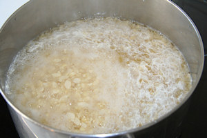 bollire i fagioli di soia per il tempeh